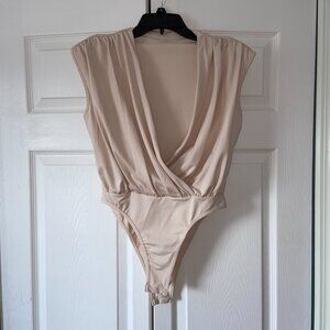 Milumia Medium Cream Ruched Wrap Deep V-Neck Padded Shoulder Sleeveless Bodysuit